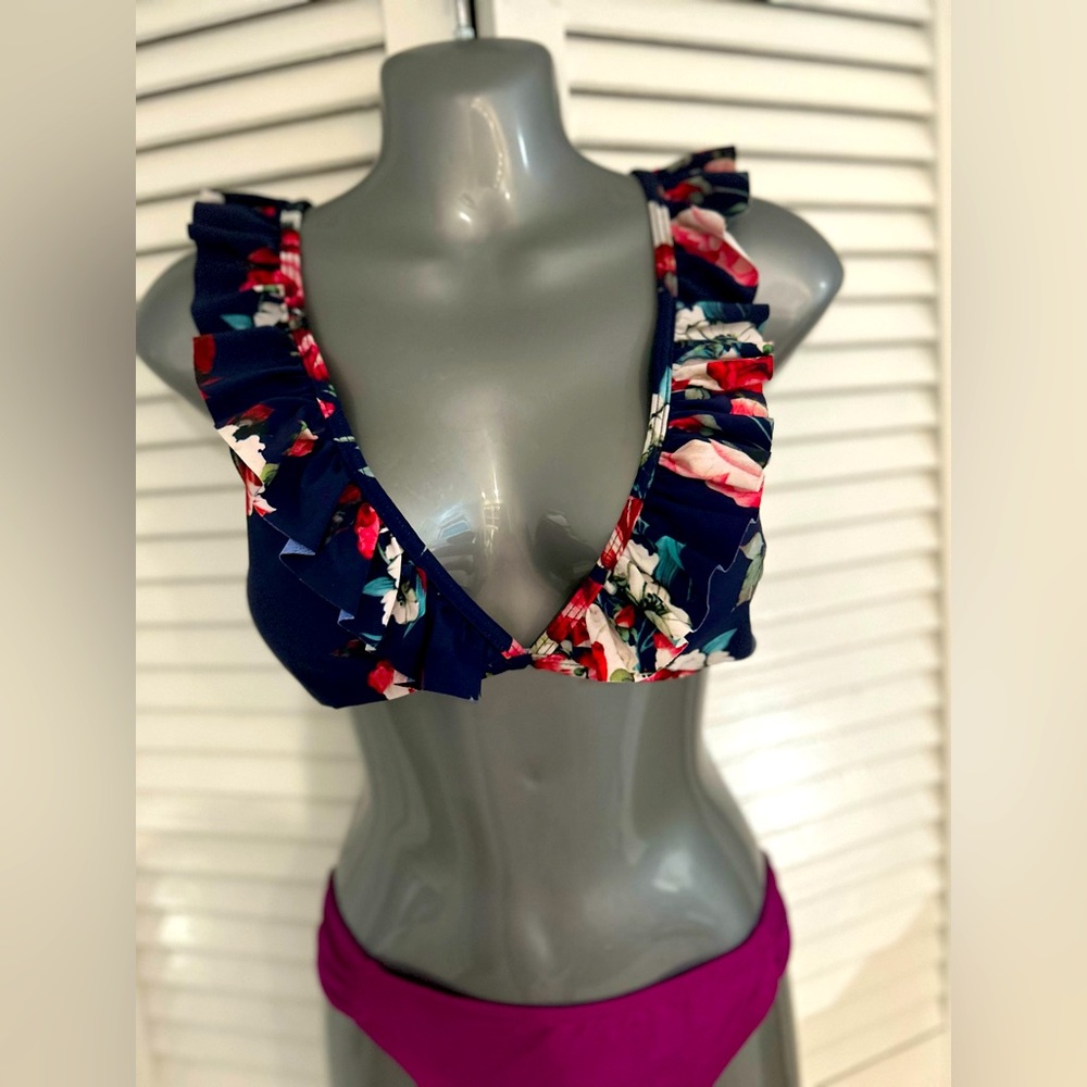 Cupshe Ruffled floral bikini top size large- in good condition